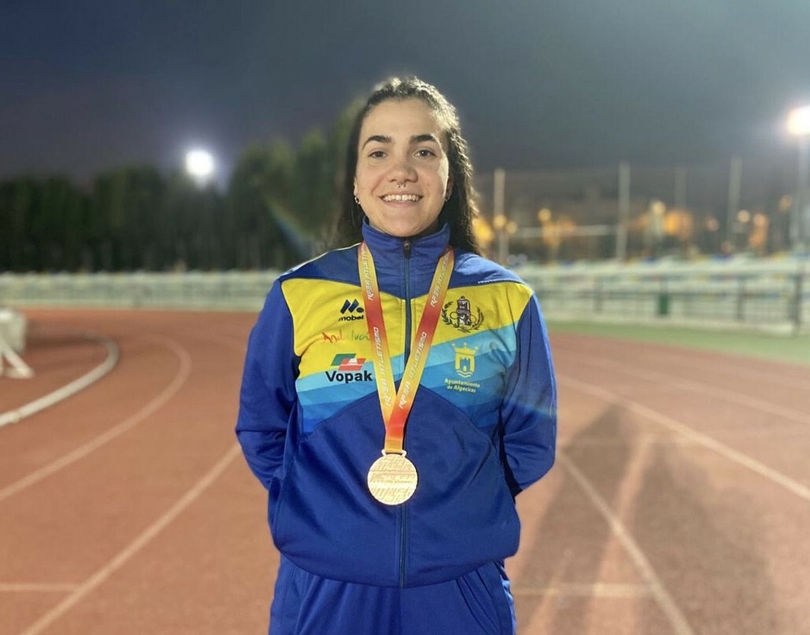 Zoe Camila, del Bahía, con su bronce.