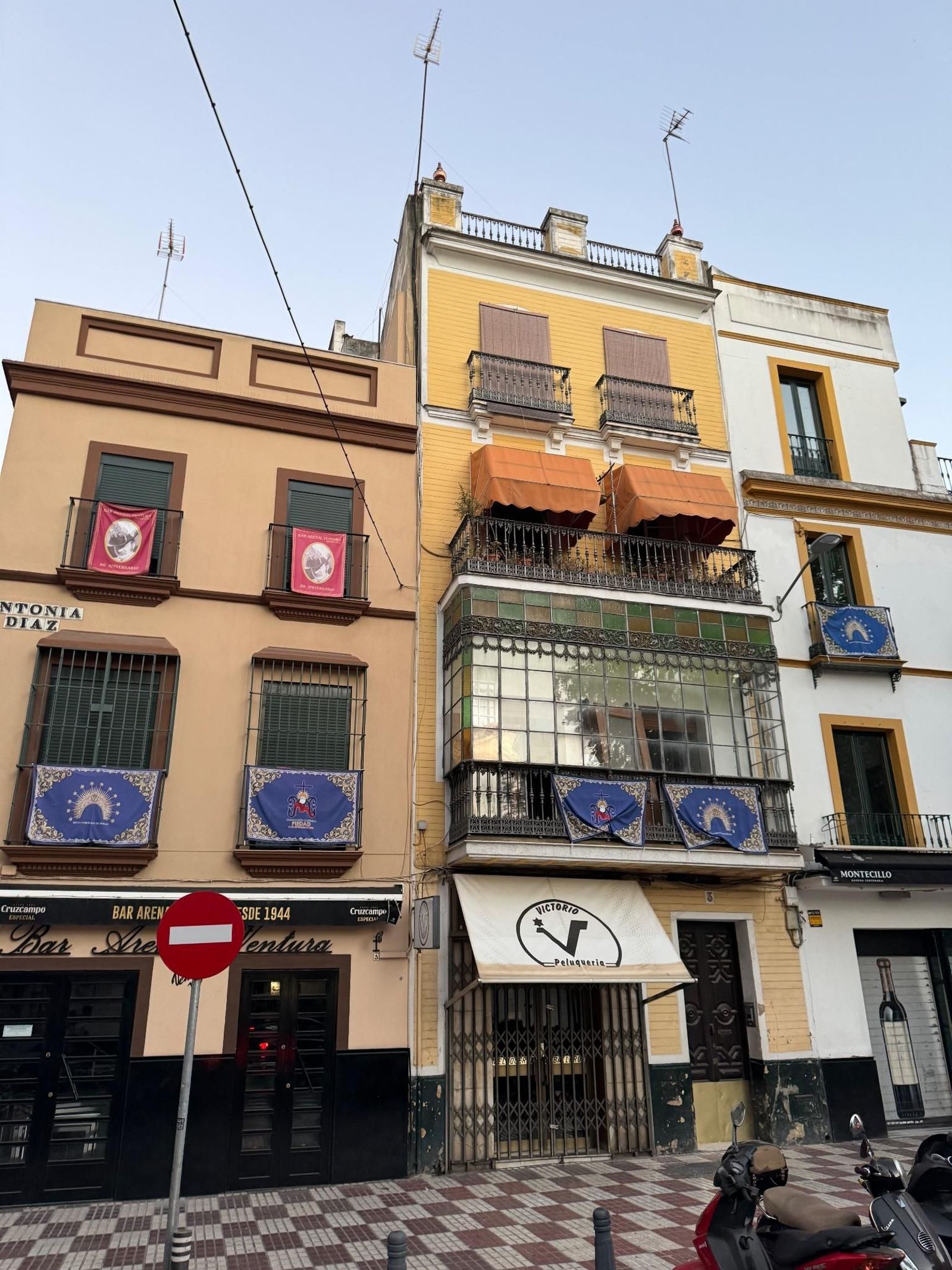 La calle Antonia Díaz, con balconeras para la coronación