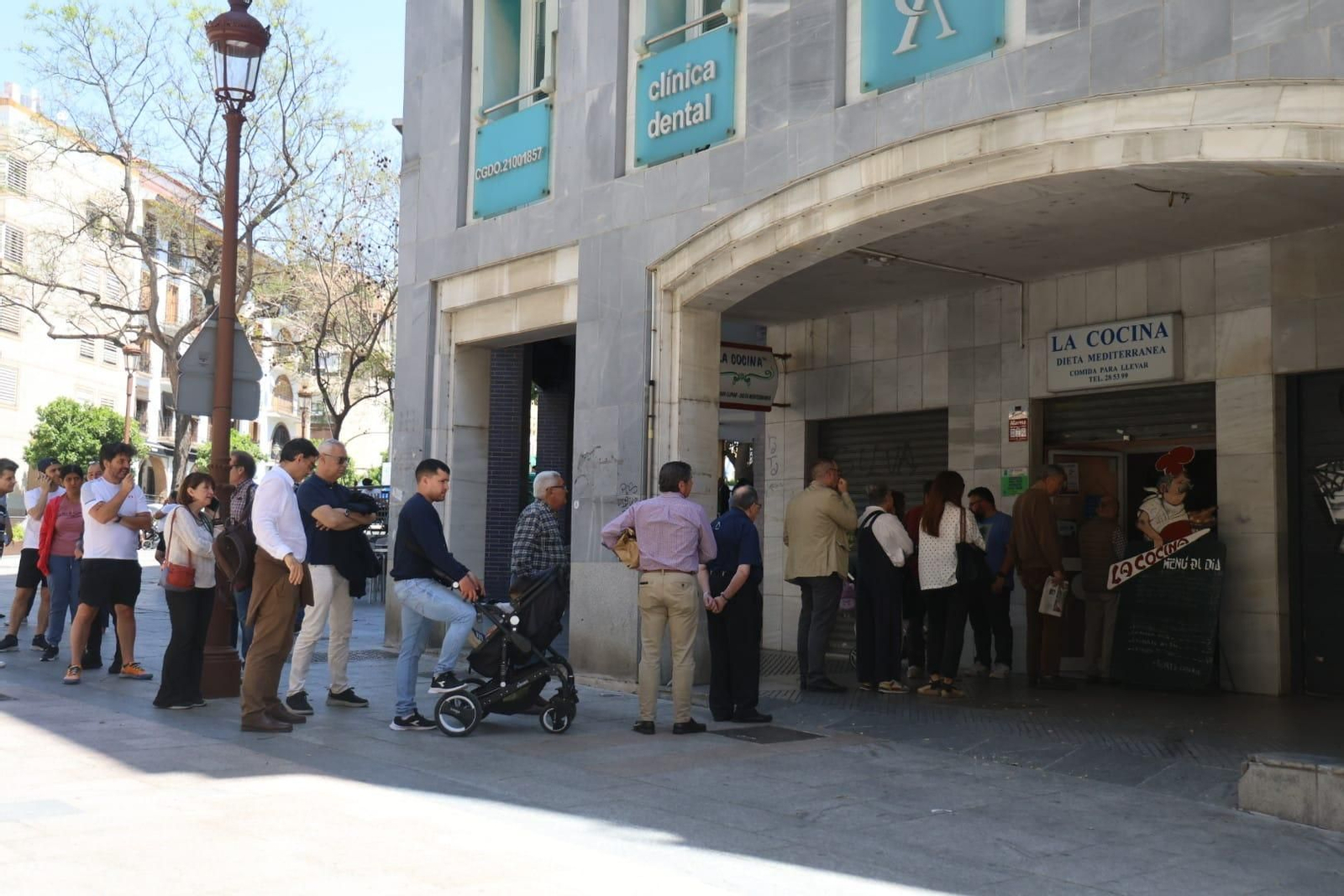 Cola de personas esperando para comprar comida para llevar.