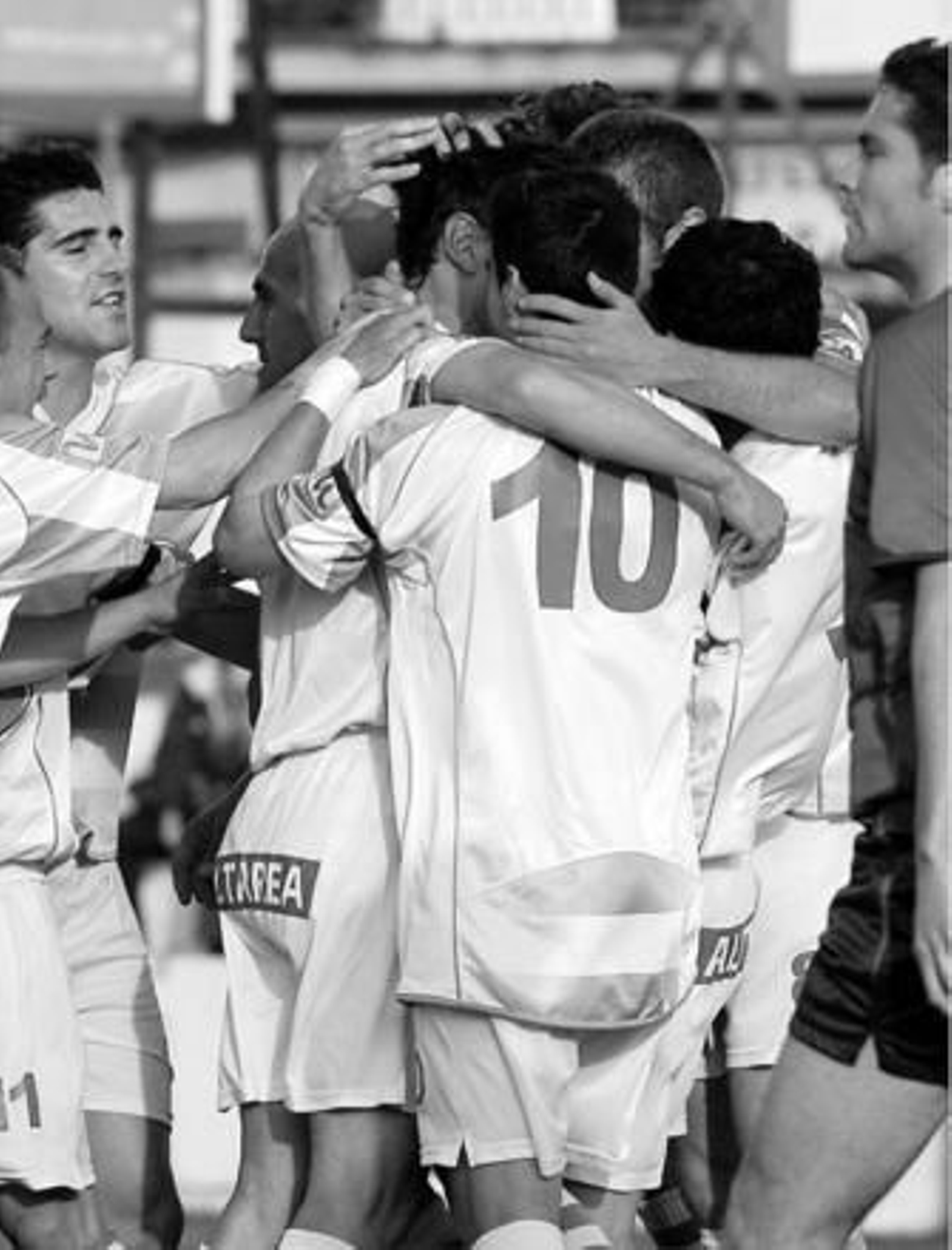 Los jugadores del Puerto Real abrazan a José Vicente después de que pusiera el 1-0 en el marcador.