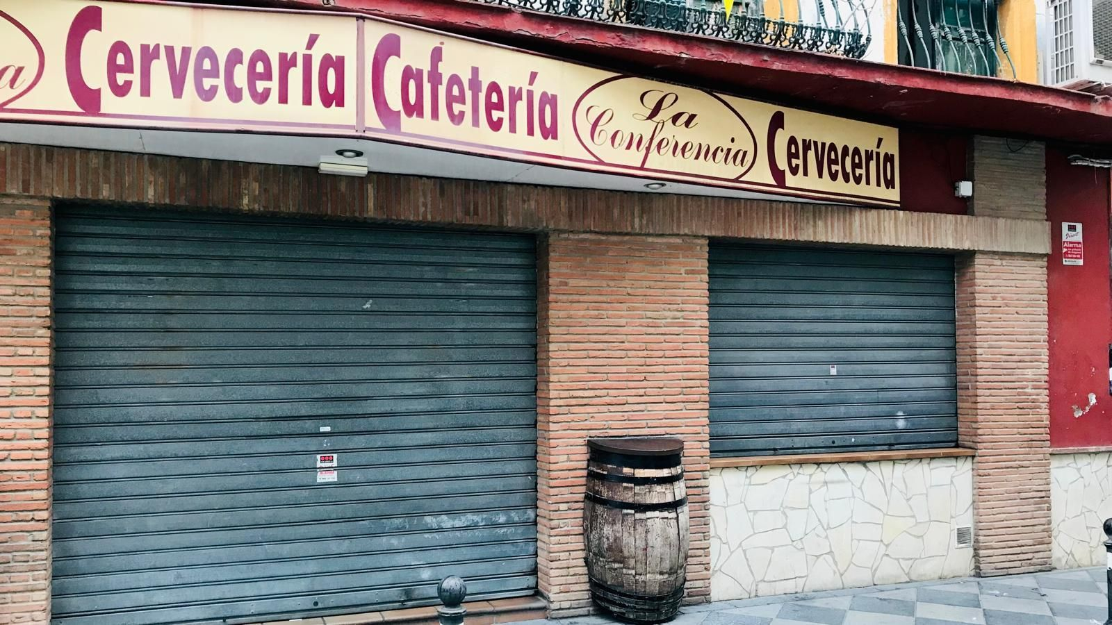 El bar 'La Conferencia' en la calle Monet, ublicado en el barrio de La Caridad, con las persianas bajadas tras el robo.