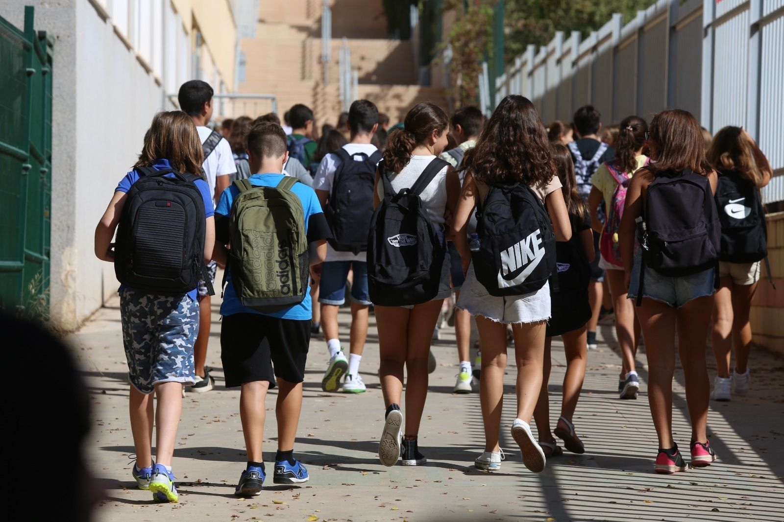 Alumnos en la entrada de un instituto de Málaga.