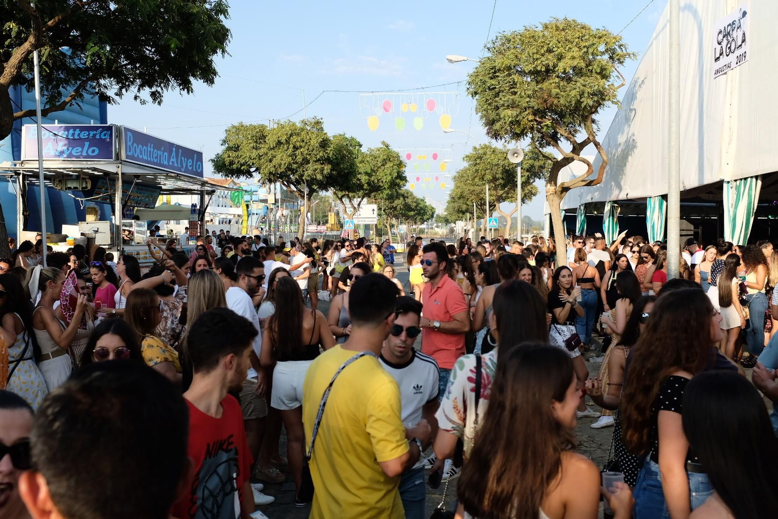 Los jóvenes disfrutan del recinto ferial.
