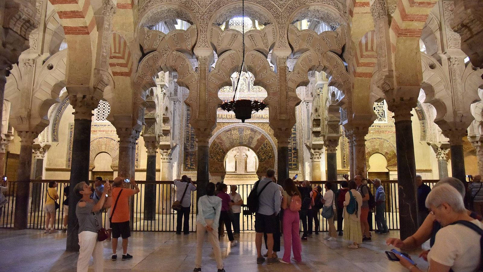 Turistas en el interior de la Mezquita-Catedral.