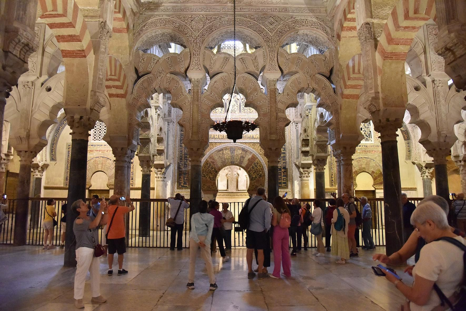 Turistas en el interior de la Mezquita-Catedral.