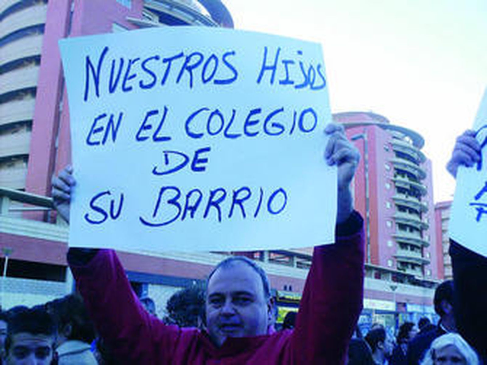 Un vecino de Bellavista exhibe una pancarta en la manifestación de ayer.