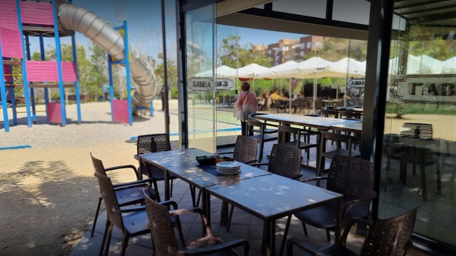 Terraza de Kabila Chill-Out en el Parque del Bulevar con columpios al fondo.
