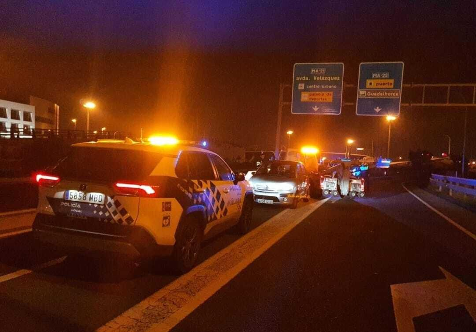Efectivos de la Policía Local en el lugar de los hechos tras interceptar a la conductora.