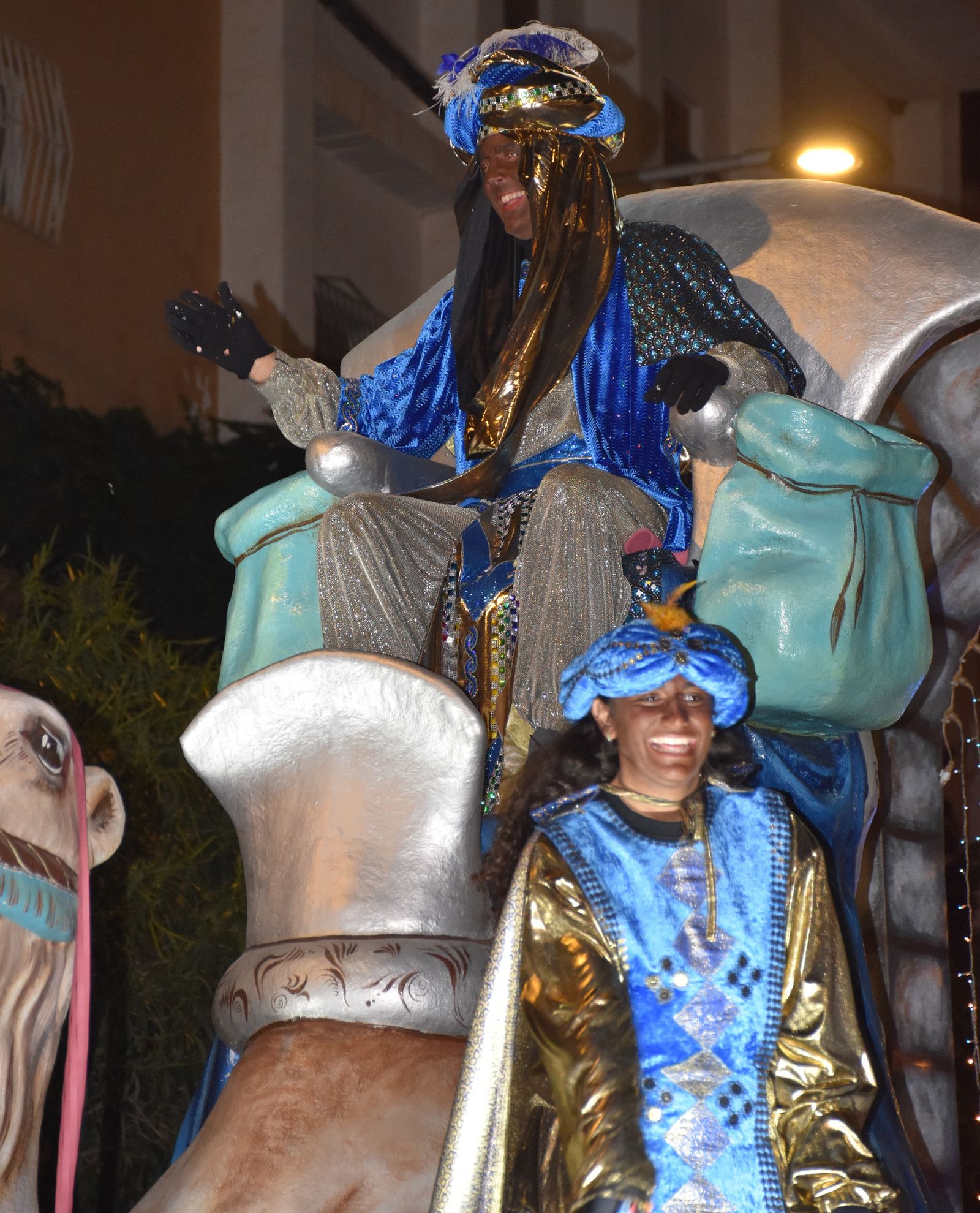 Macael desborda ilusión en la visita de los Reyes Magos: la cabalgata, en imágenes