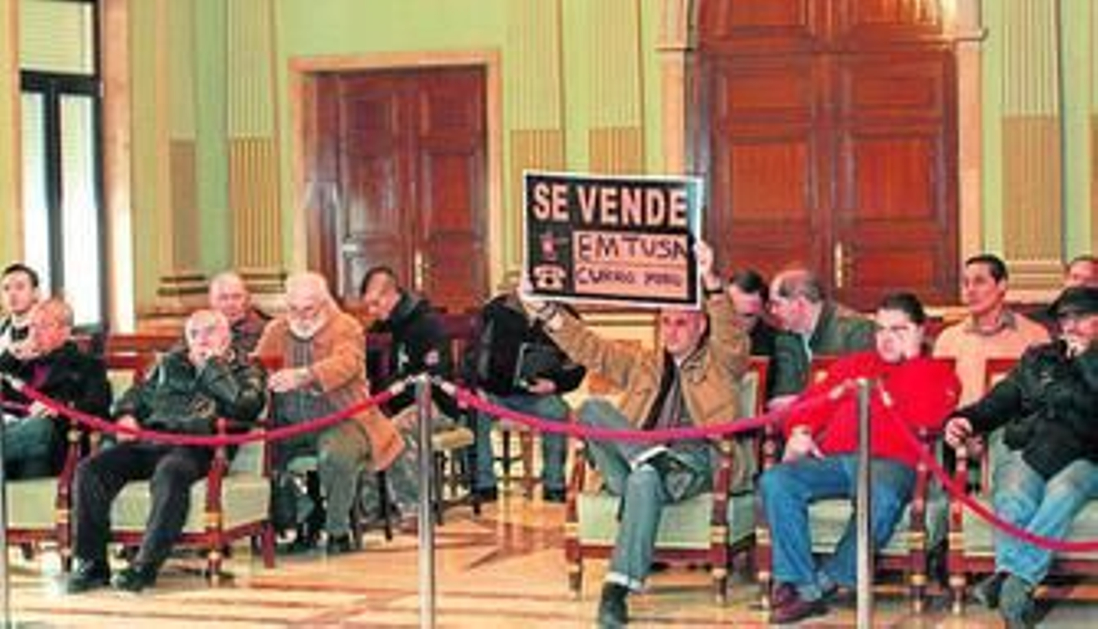 Varios trabajadores de Emtusa protestan por los recortes y contra de la privatización de la empresa.