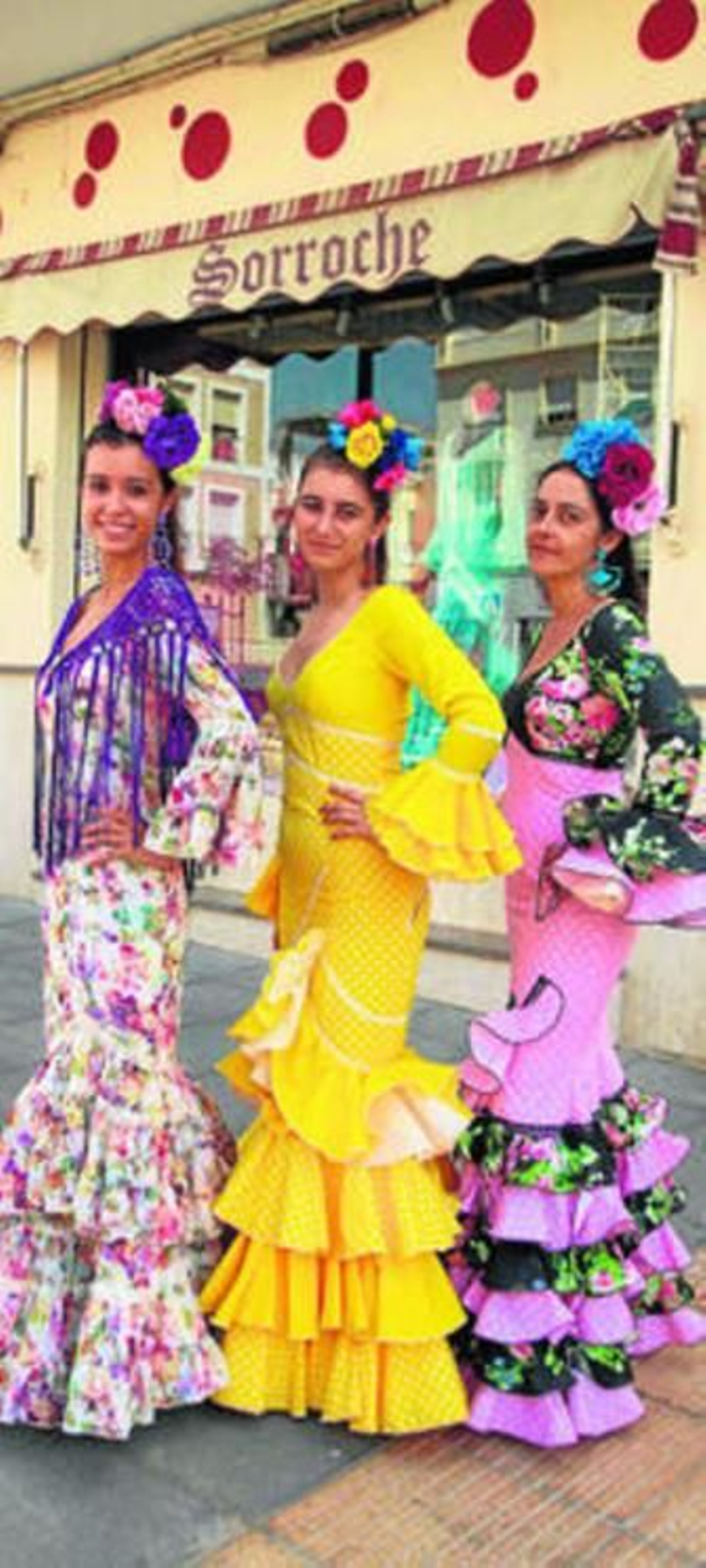 Tres modelos de trajes, canastero y de lunares junto a uno de lunares mezclado con estampado floral.