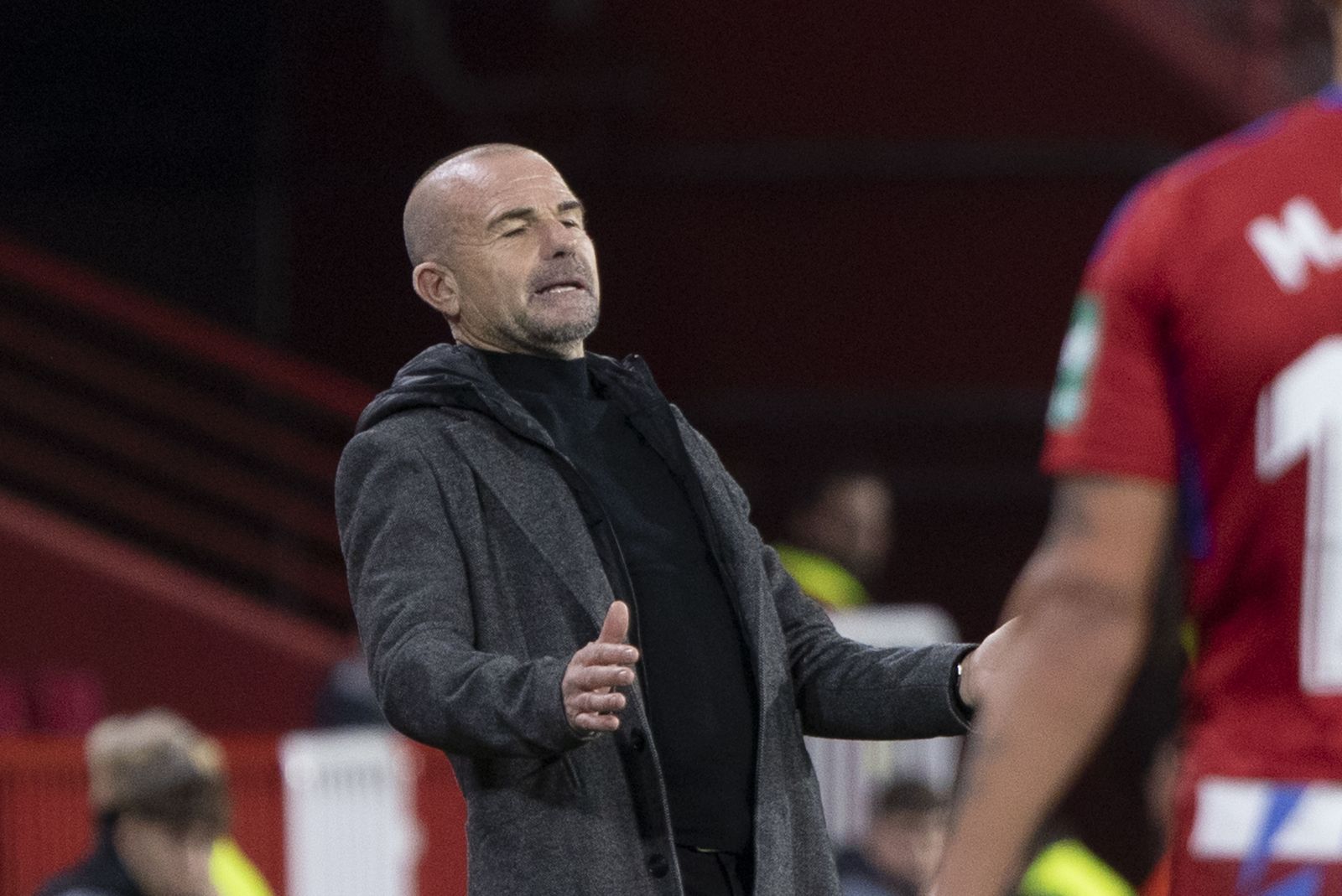 Paco López se lamenta en el duelo del Granada CF ante el Burgos CF.