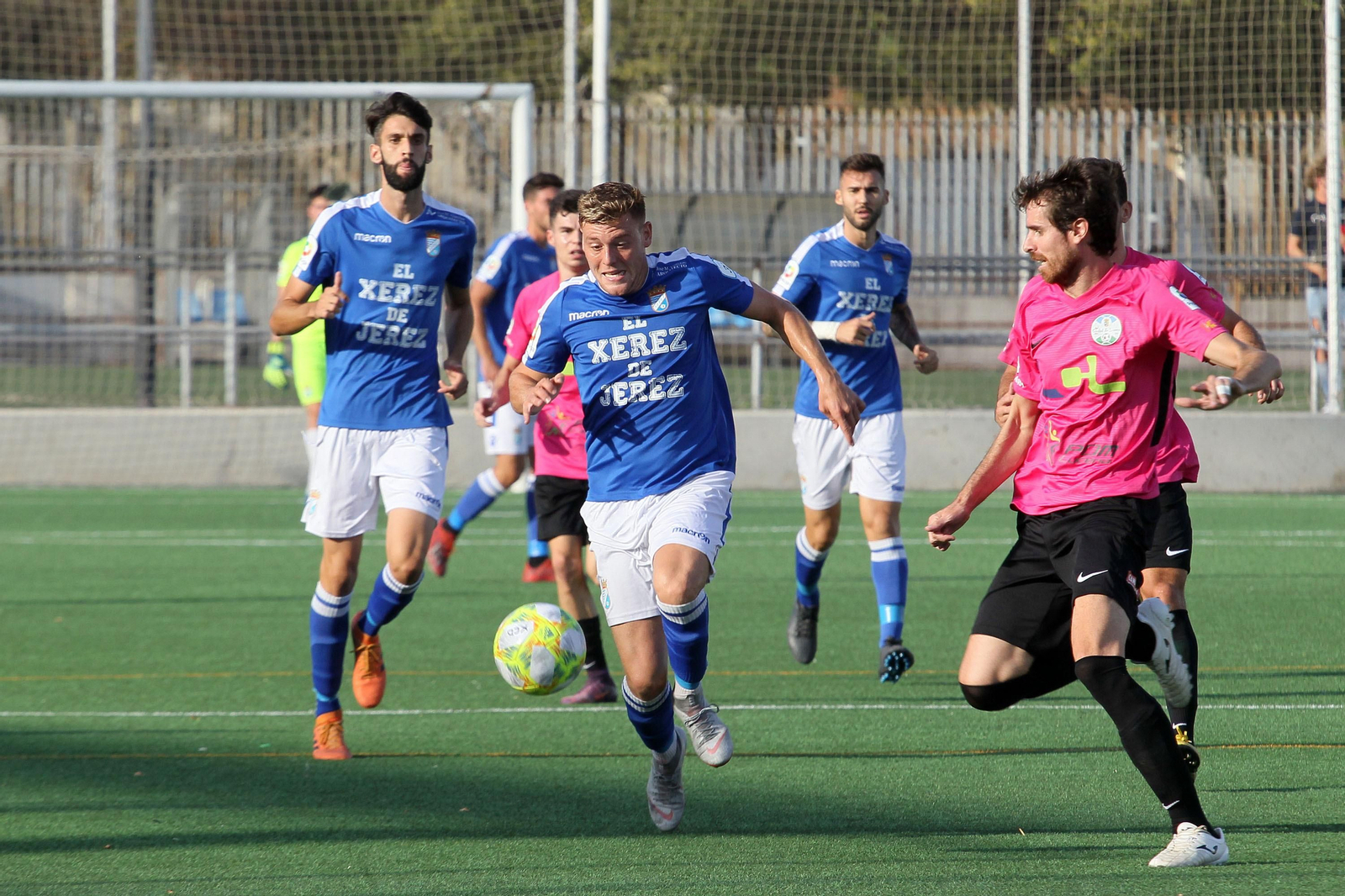 El defensor Germán trata de frenar la acometida de un jugador del Xerez CD.
