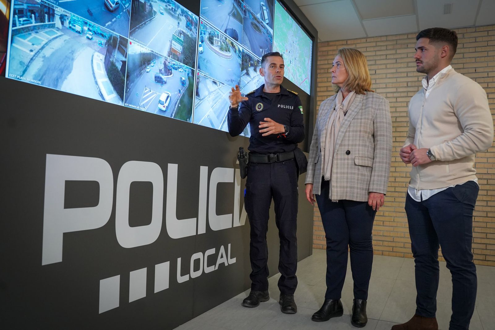 La alcaldesa de Motril, Luisa García, junto con el teniente de alcalde de Seguridad Ciudadana, José Peña, en el Centro de Coordinación Policial