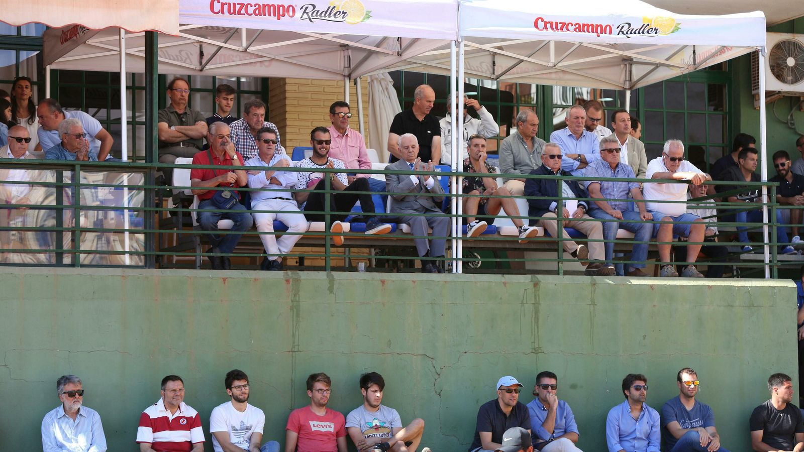 Espectadores en las instalaciones del Real Club Recreativo de Tenis de Huelva.