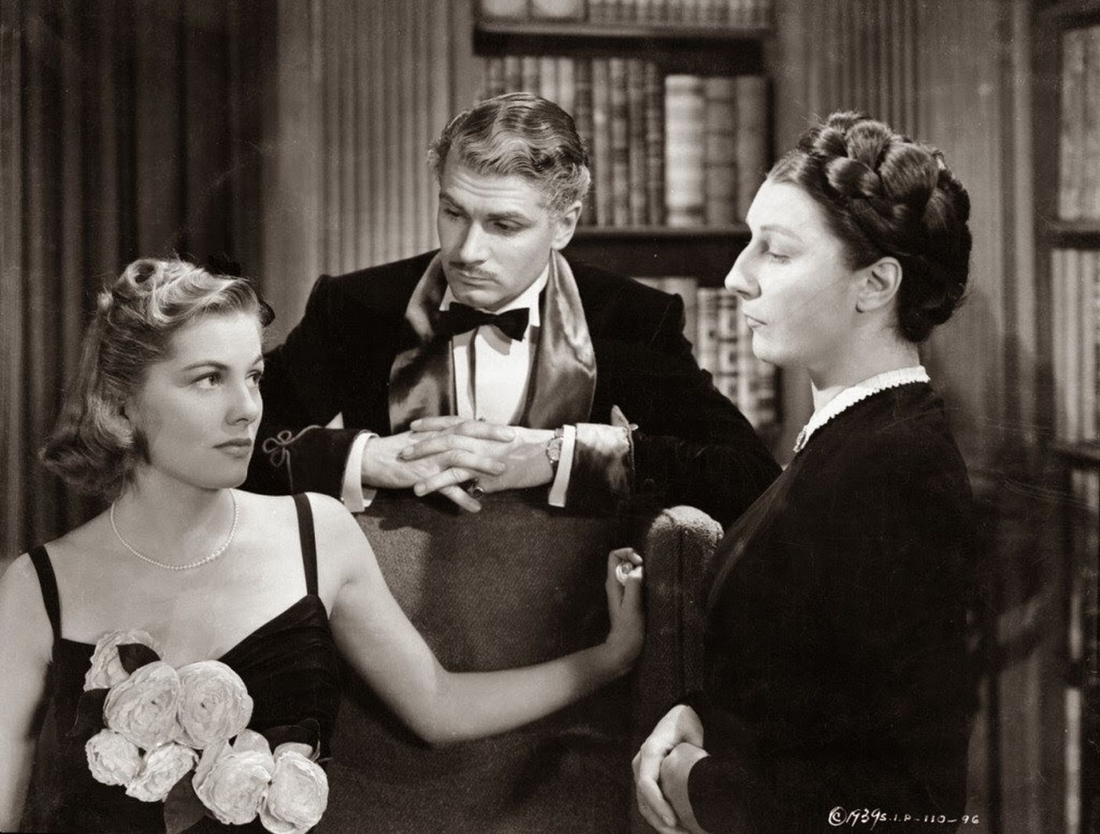 Fontaine, Olivier y la inquietante ama de llaves encarnada por Judith Anderson.