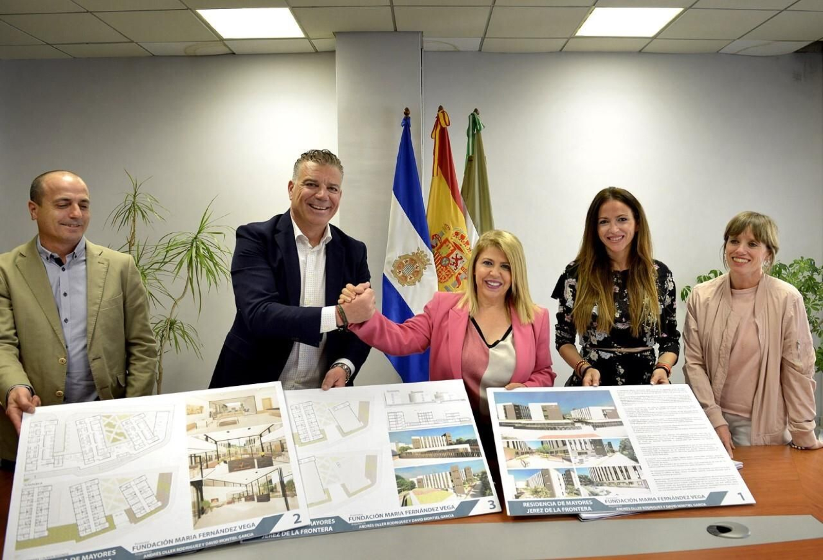 Mamen Sánchez y Juan Manuel Reche Fernández sellan el acuerdo para la nueva residencia de mayores. Mamen Sánchez y Juan Manuel Reche Fernández sellan el acuerdo para la nueva residencia de mayores.