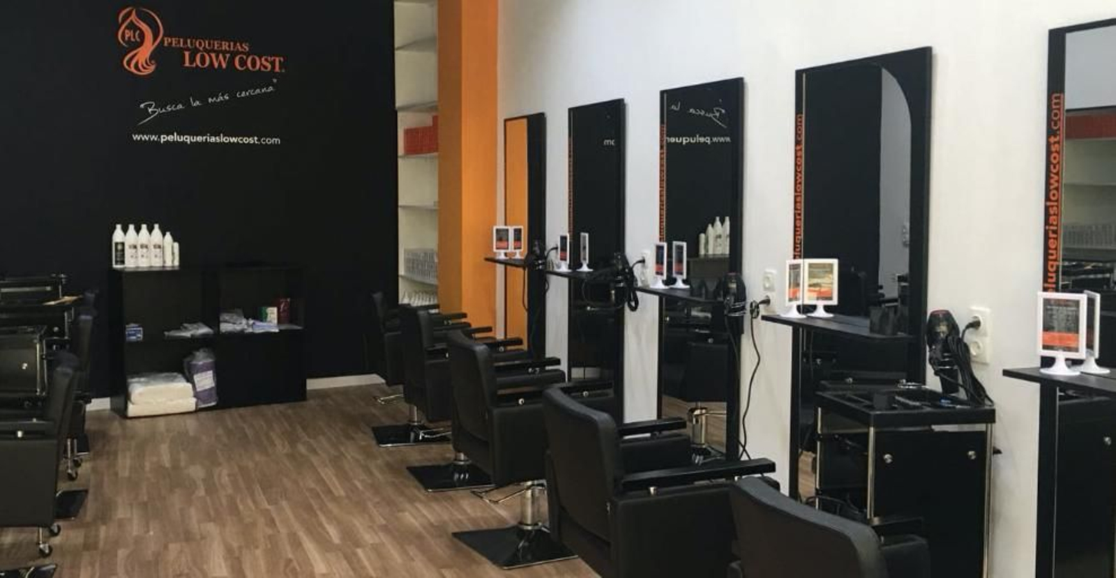 Interior de una peluqería Low Cost en Sevilla.