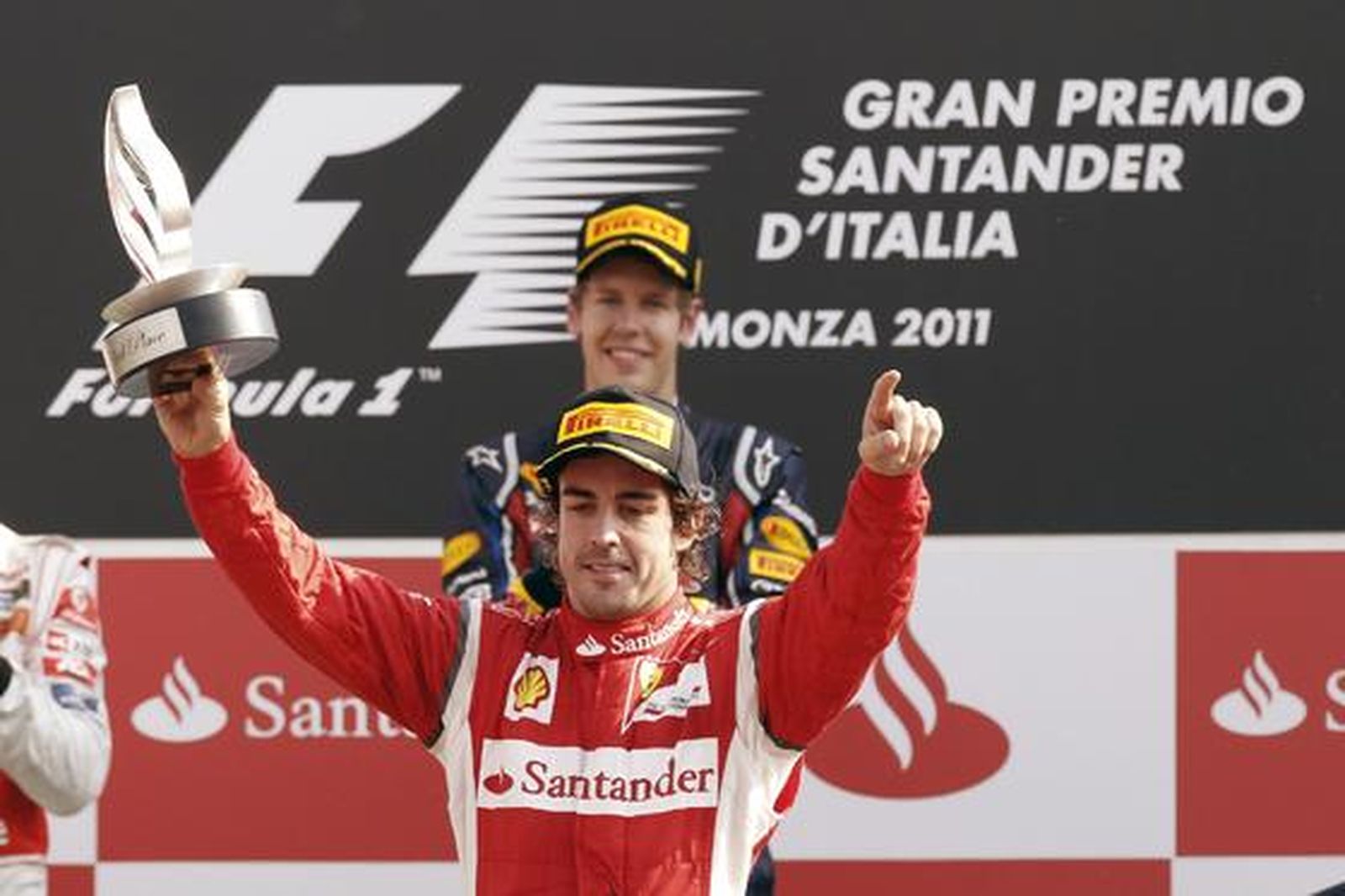 Vettel también gana en Monza y Alonso acaba tercero tras llegar a liderar la carrera. / Reuters