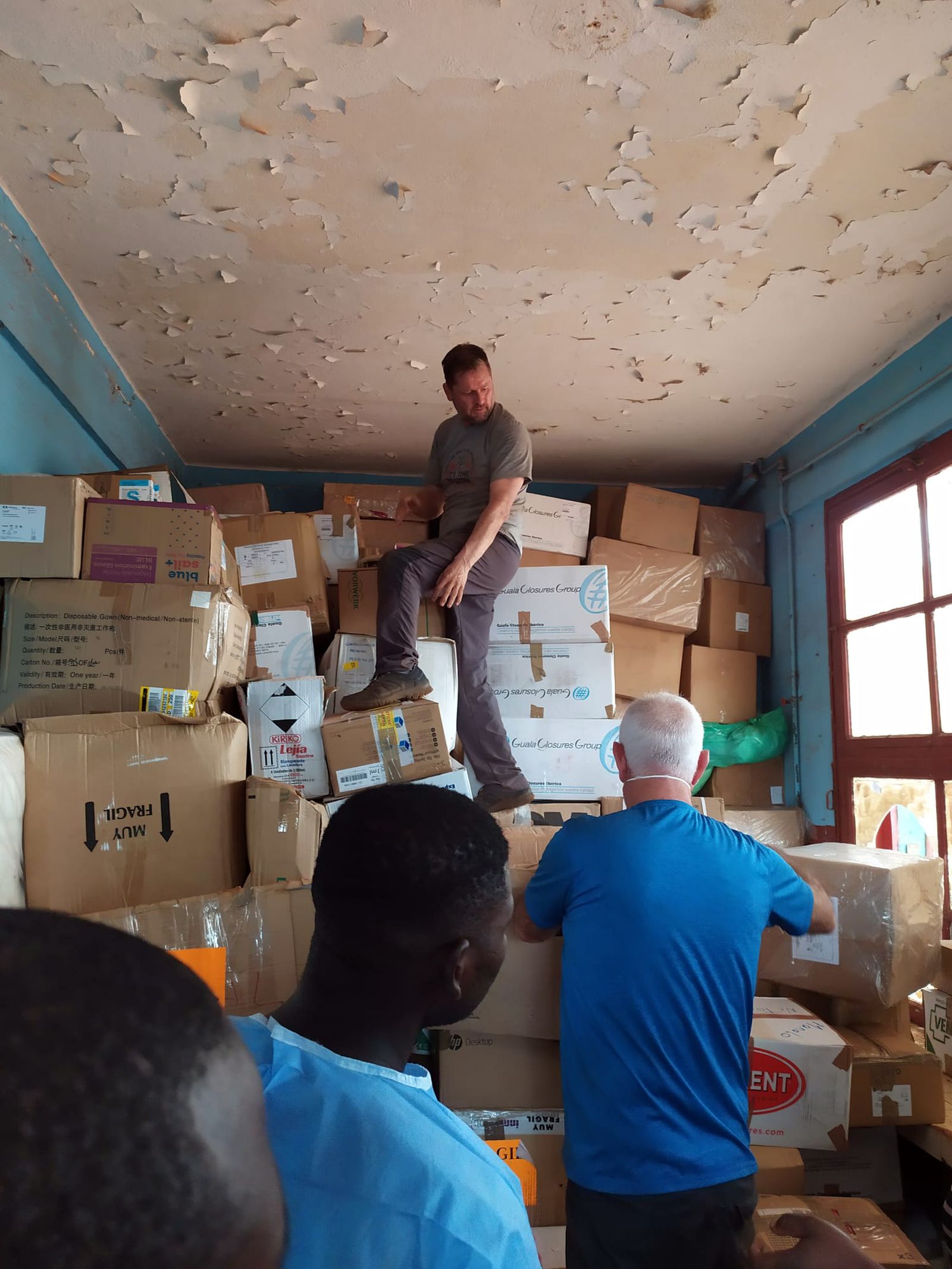 El enfermero gaditano Manolo Castañeda, de espaldas, durante la descarga de un contenedor el pasado mes de abril.