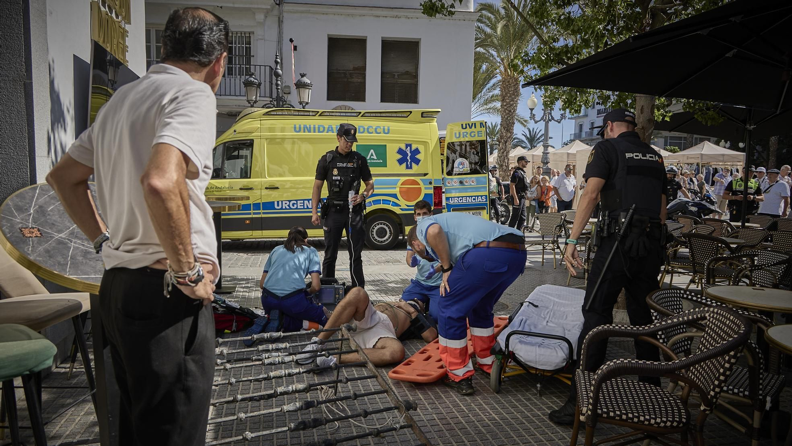 Las imágenes de la caida de un balcón sobre una persona desde una obra en la Plaza de San Juan de Dios