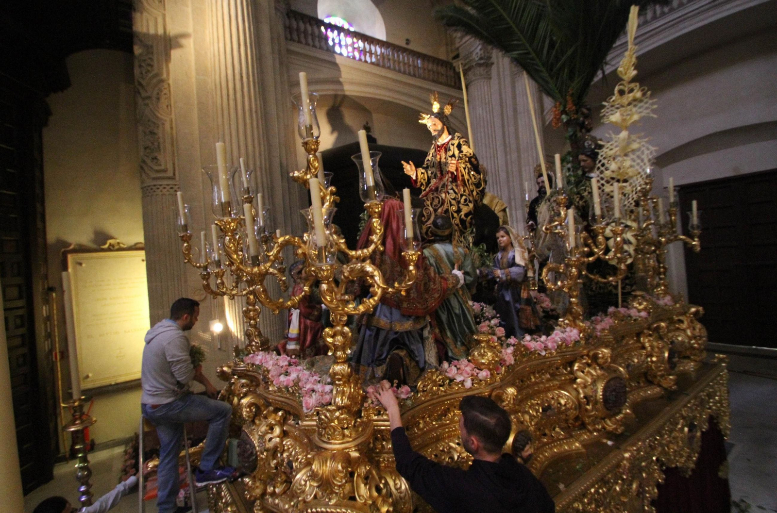 La floristería Grado se encarga del adorno del paso de la Borriquita. La floristería Grado se encarga del adorno del paso de la Borriquita.