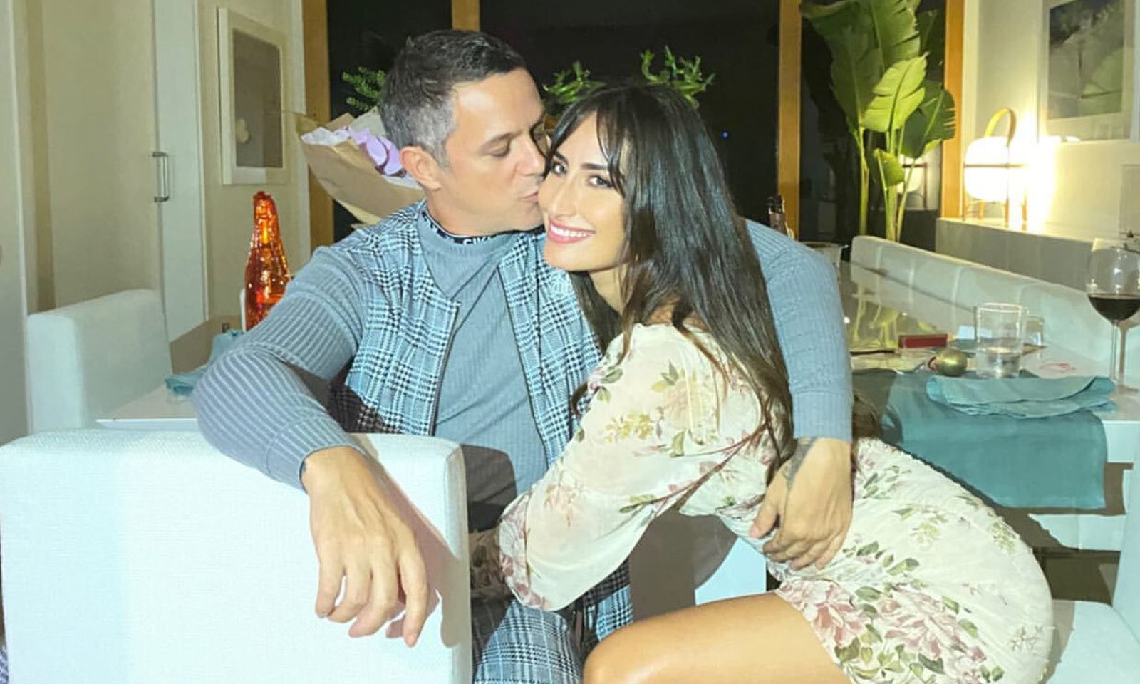 Alejandro Sanz y Rachel Valdés, en su casa, en una foto de sus redes sociales.