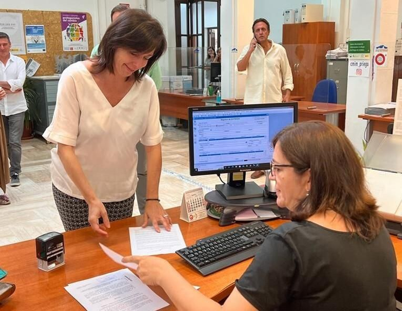 Momento en que María Luisa Ceballos presentaba su renuncia como alcaldesa de Priego. Momento en que María Luisa Ceballos presentaba su renuncia como alcaldesa de Priego.