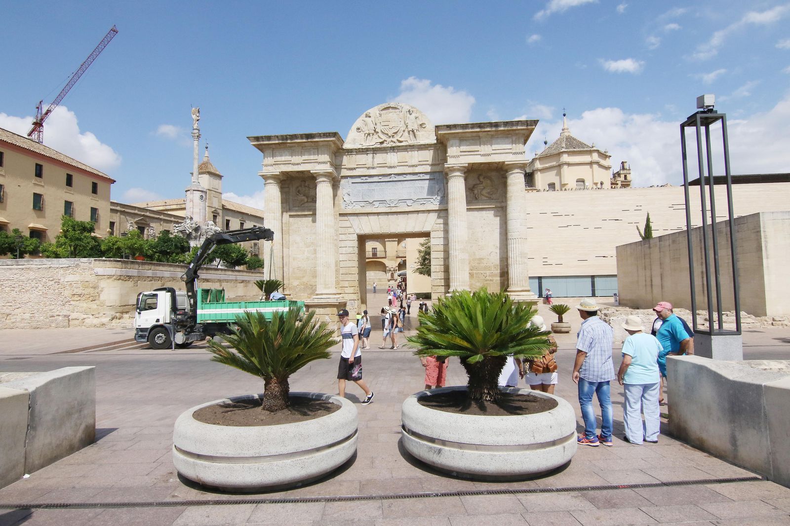 Bolardos instalados ya en la zona de la Puerta del Puente