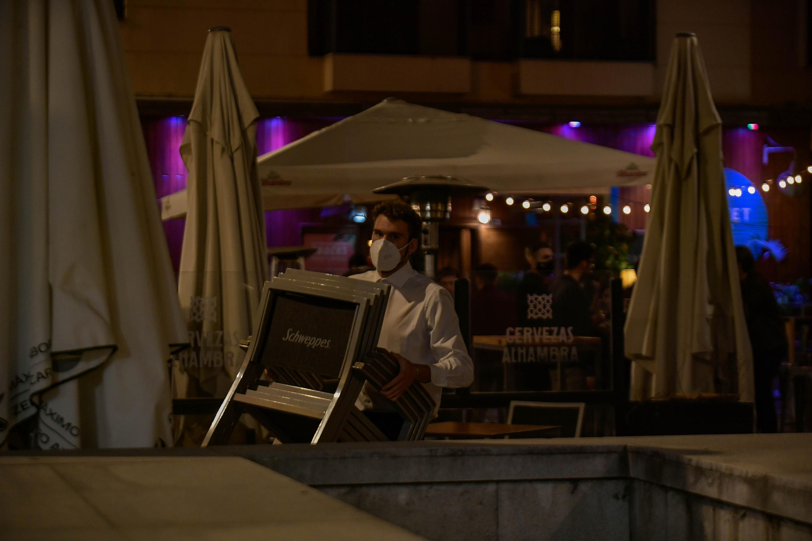 Fotos de los bares de Granada cerrando a las 22:00 horas