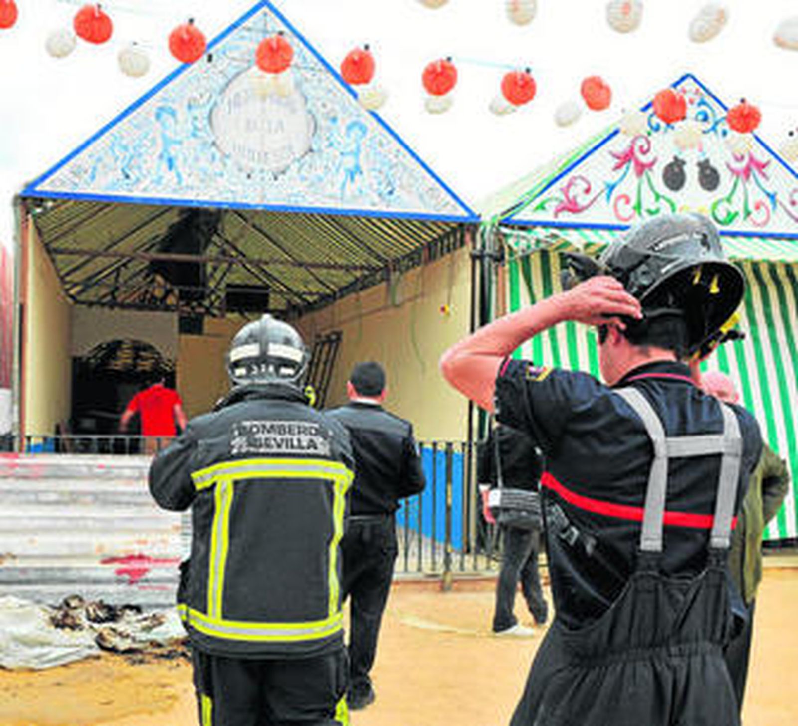 Los Bomberos trabajan en la caseta de la hermandad de la Hiniesta, ayer por la tarde.