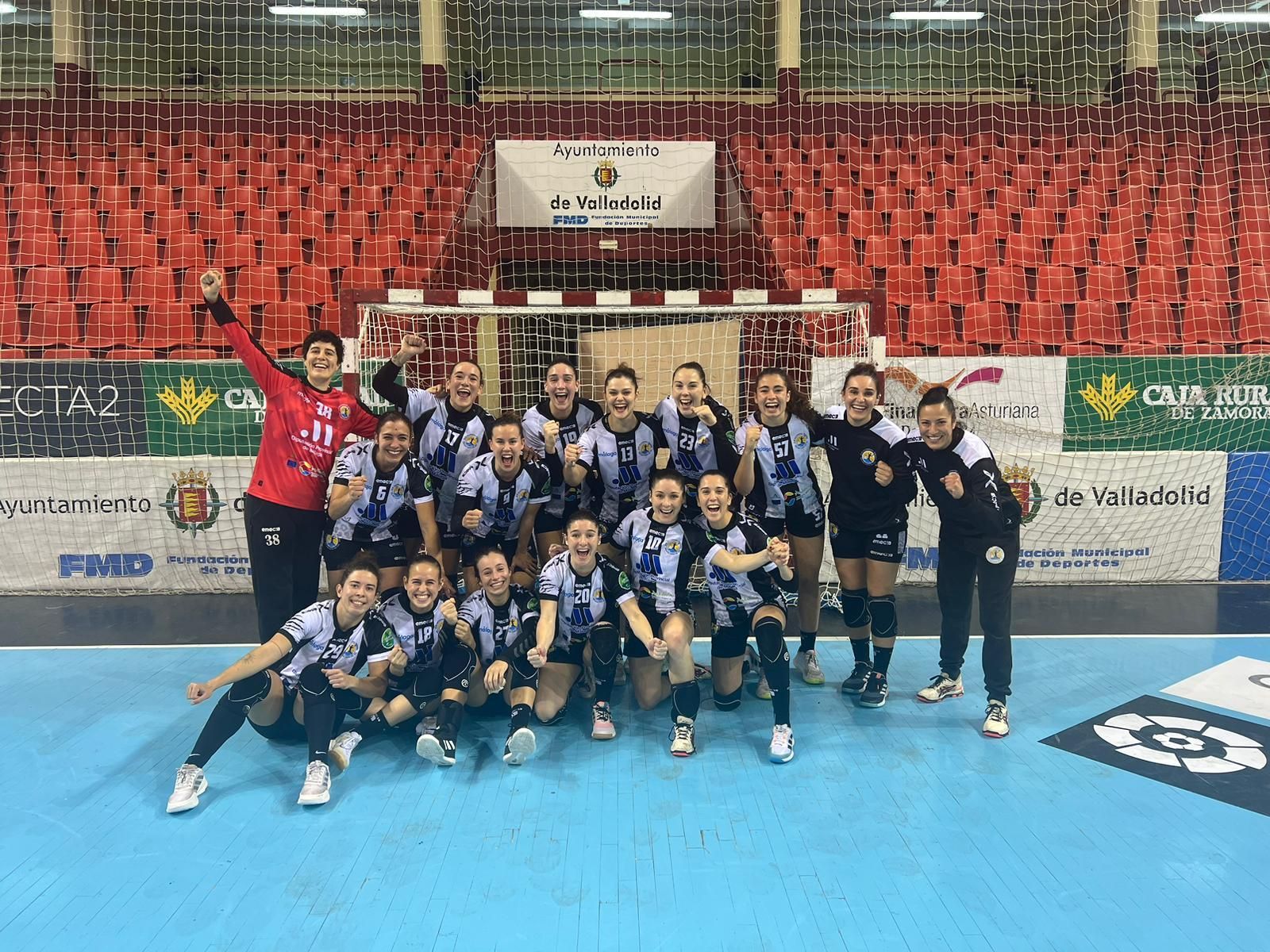 Las panteras celebran la victoria.