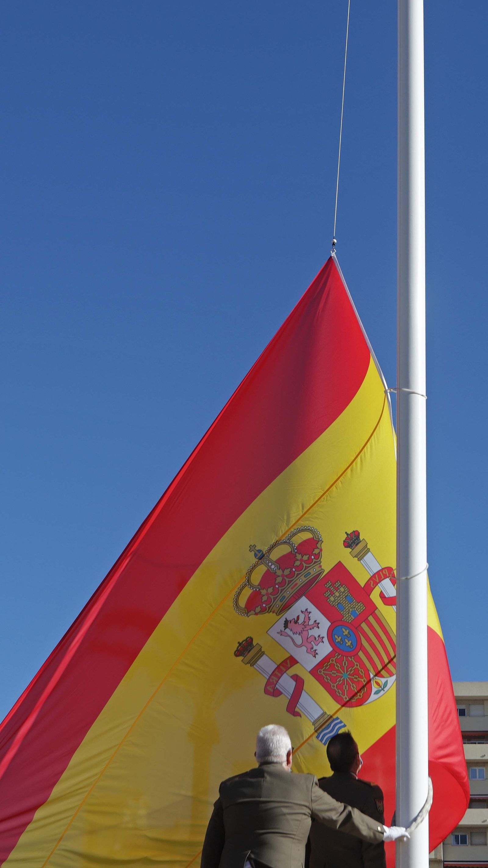 Fotos del izado de la bandera de España en La Línea