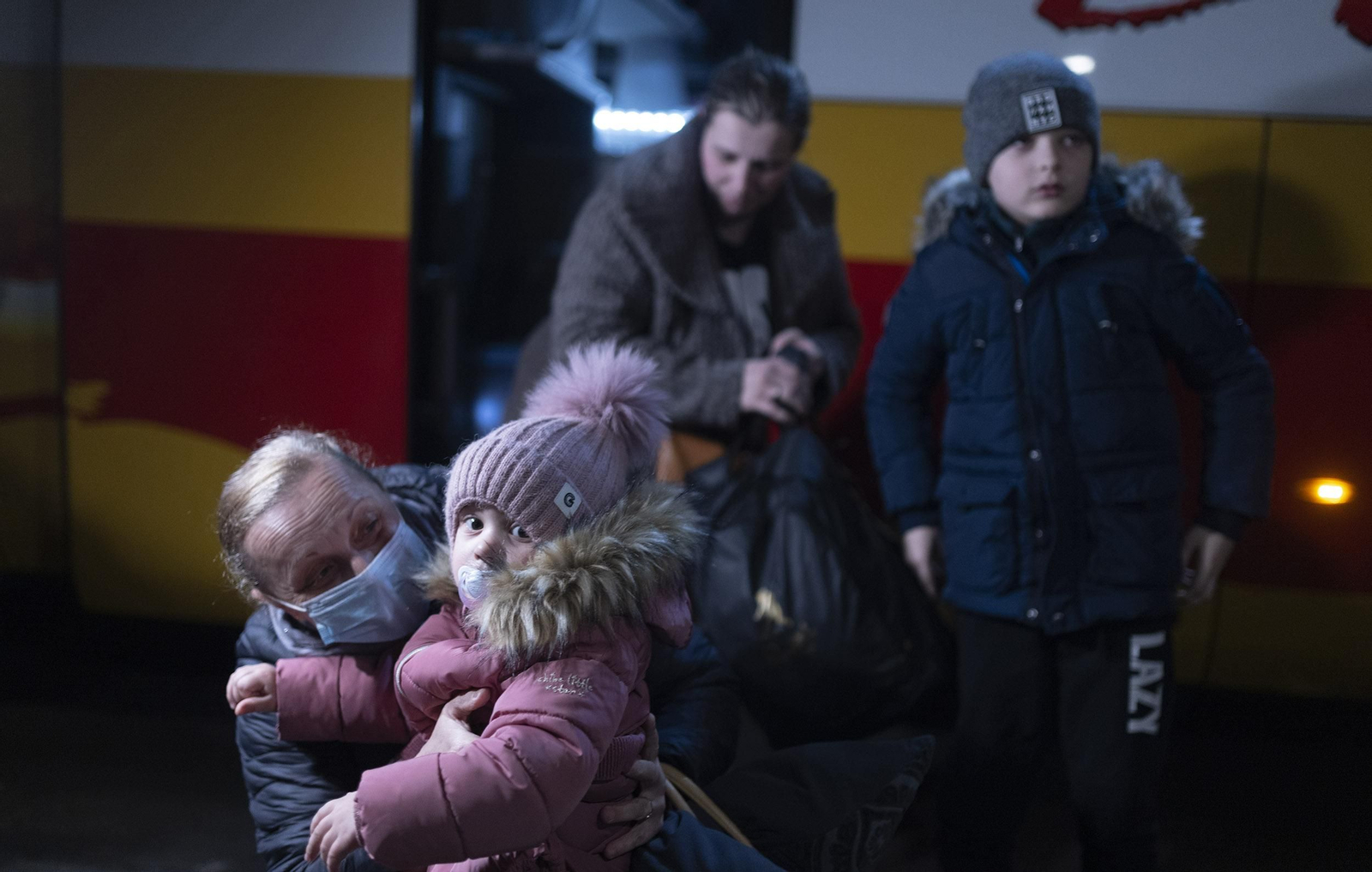 Natalia Horba abraza a su nieta, Victoria, nada más bajarse del autobús en Sevilla.