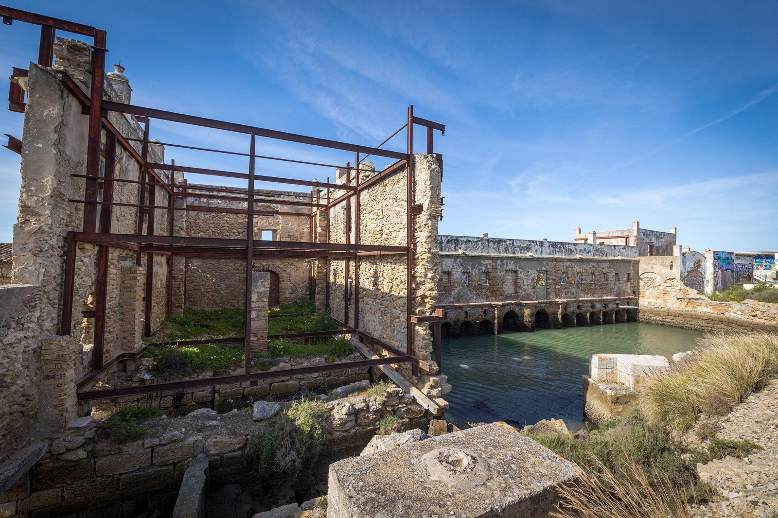 Imágenes del pésimo estado del molino de mareas de Cádiz