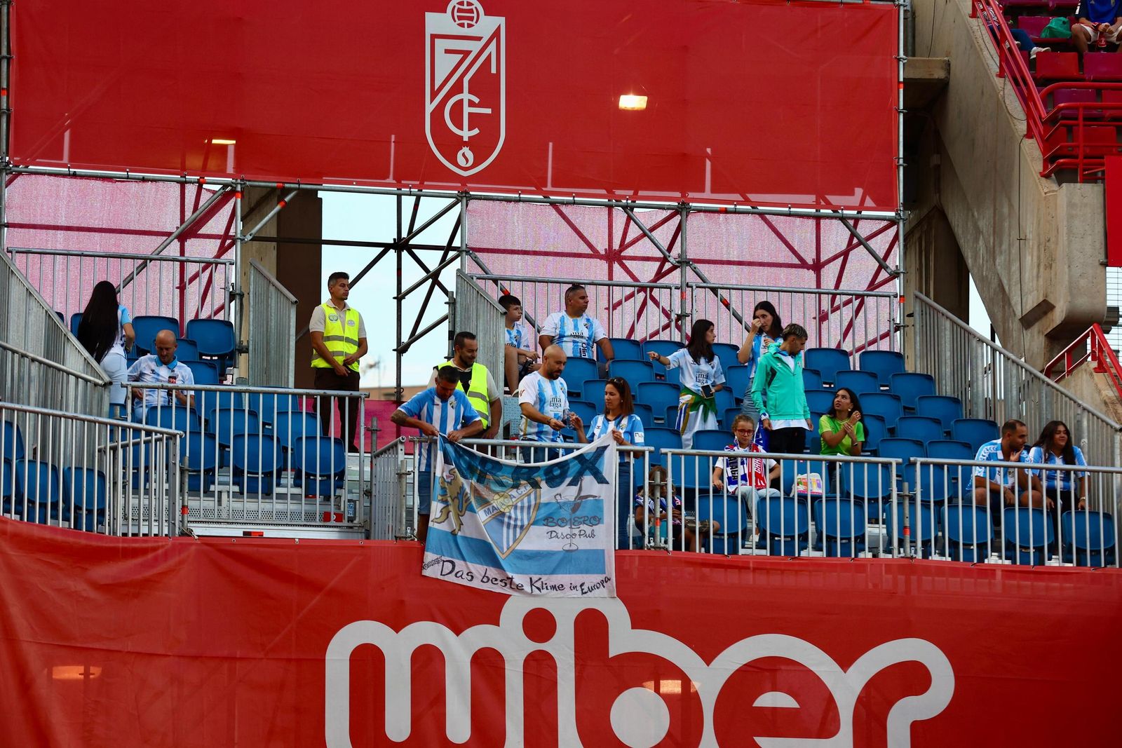 Búscate en la grada de Los Cármenes durante el Granada CF-Málaga CF