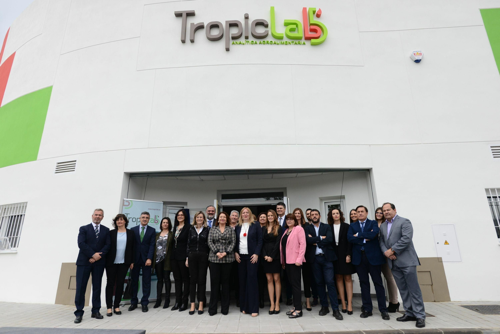 Carmen Crespo, en las instalaciones a Tropiclab junto a sus responsables