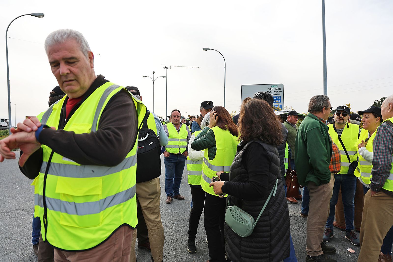Imágenes de la multitudinaria tractorada de los agricultores en Huelva