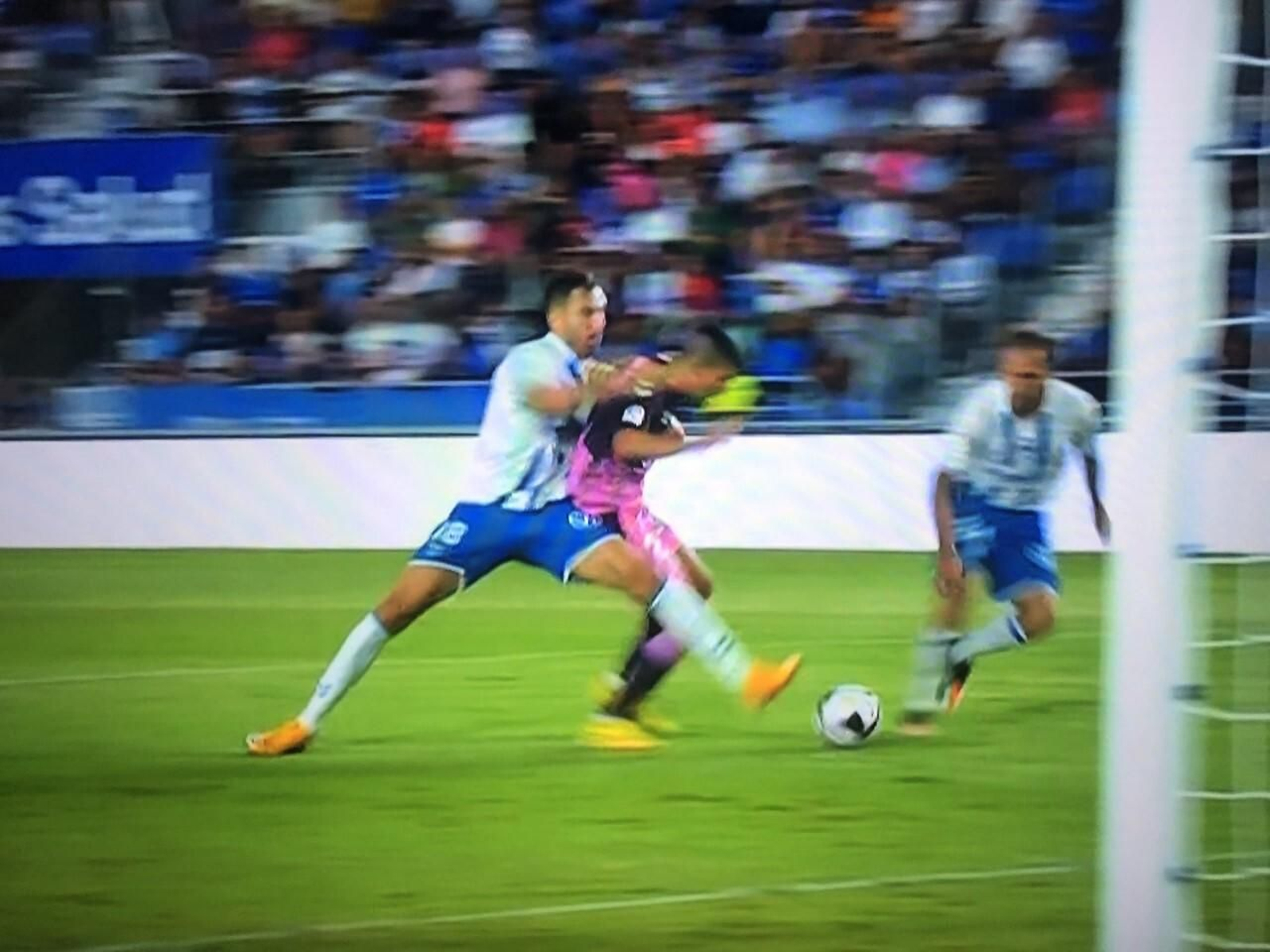 Instante en el que Enric Gallego hace falta a Juanfran. Instante en el que Enric Gallego hace falta a Juanfran.