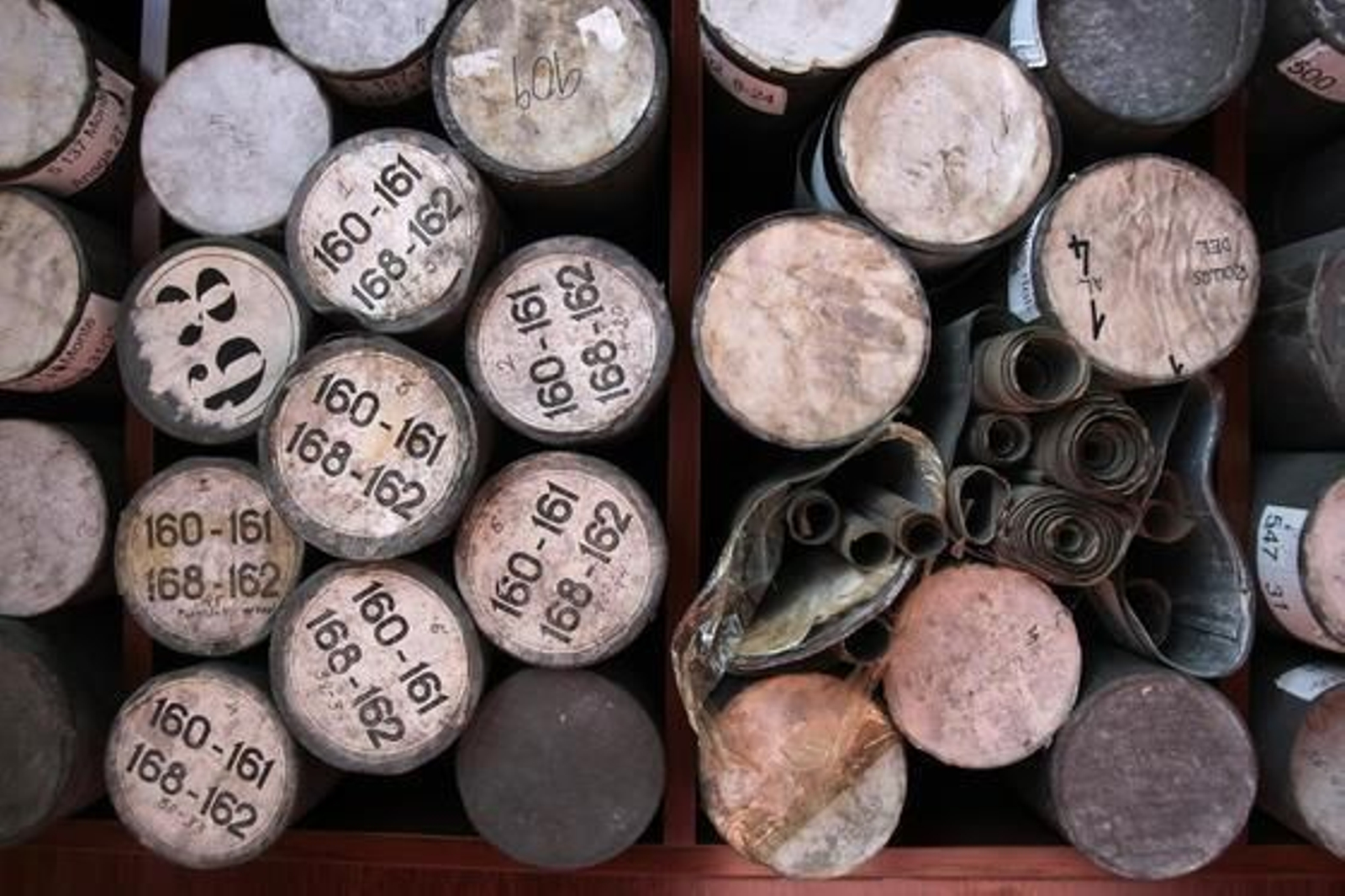 Algunos de los miles de planos de fondo documental del astillero de Sestao. /Fito Carreto