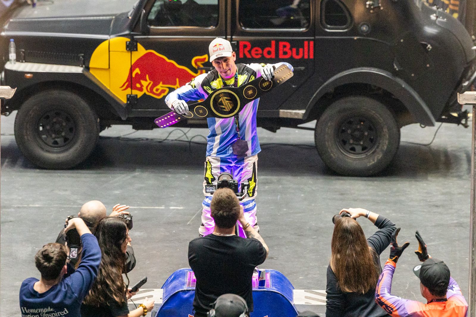 En imágenes: el Olivo Arena vibra con piruetas y motor en estado puro en el Soloflow Freestyle (2)