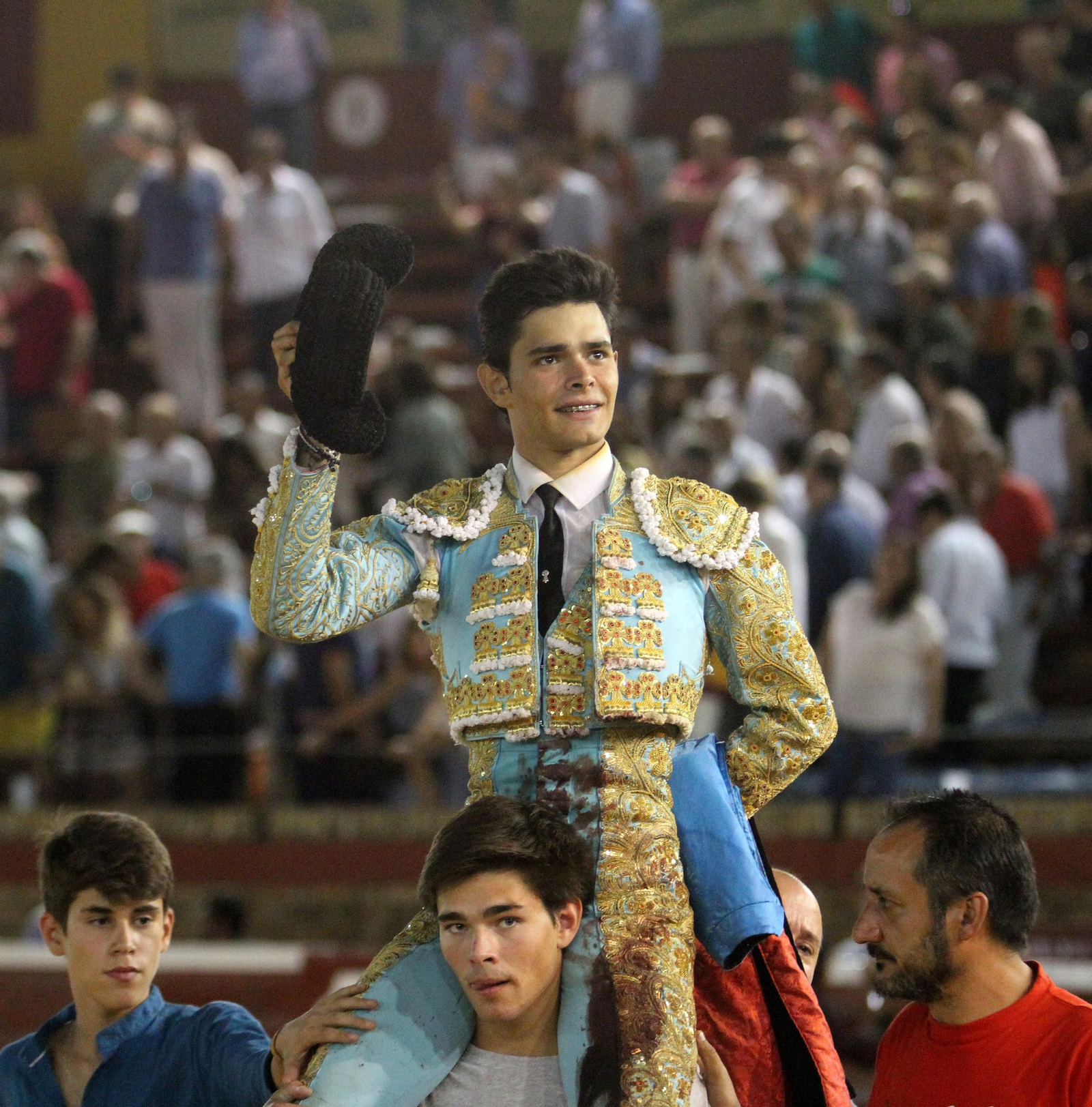 Juan Silva "Juanito" sale a hombros en la Plaza de toros La Merced, en imágenes