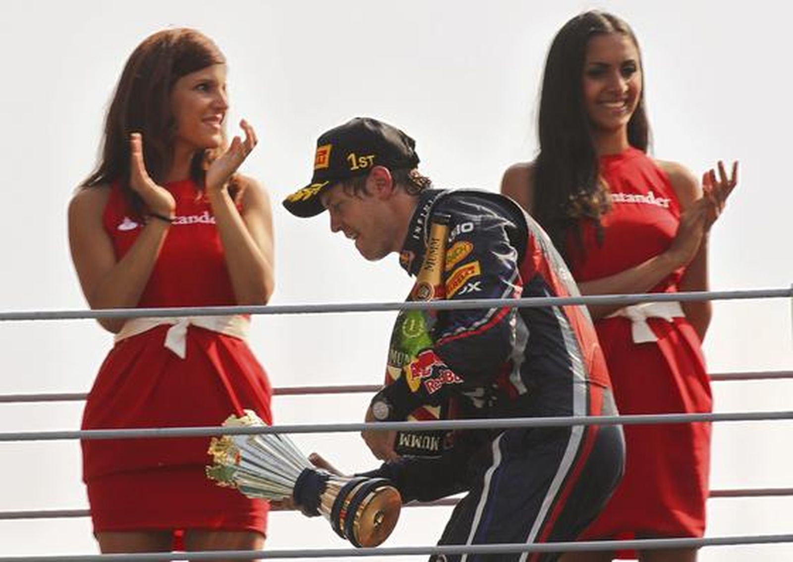 Vettel también gana en Monza y Alonso acaba tercero tras llegar a liderar la carrera. / EFE