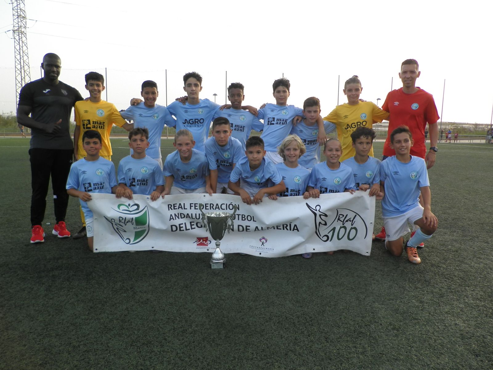Imágenes de equipos campeones de fútbol 11 y fútbol 7