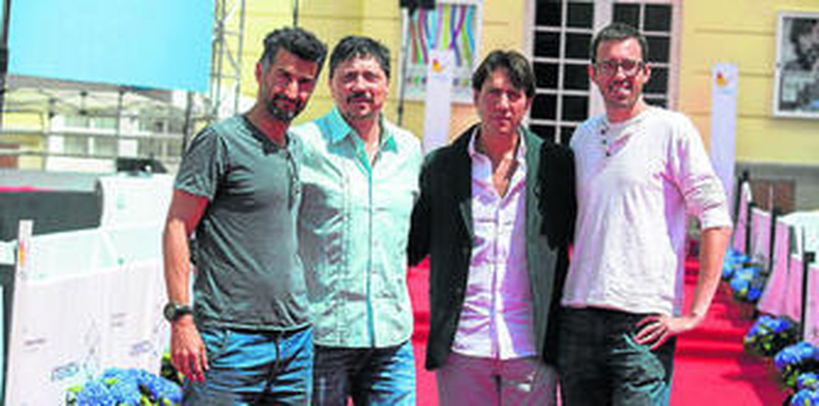 El productor Ibon Cormenzana, los actores Carlos Bardem y Alberto Ammann y el director Barney Elliot, ayer, en las puertas del Cervantes.