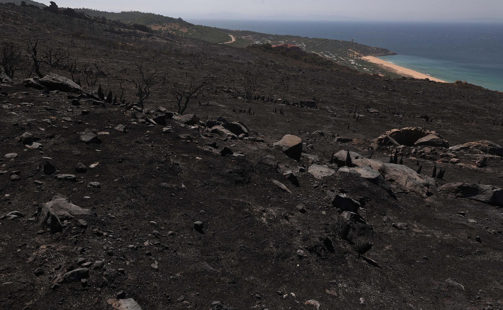 Así han quedado Atlanterra y Zahara de los Atunes tras el incendio forestal en la Sierra de la Plata de Tarifa