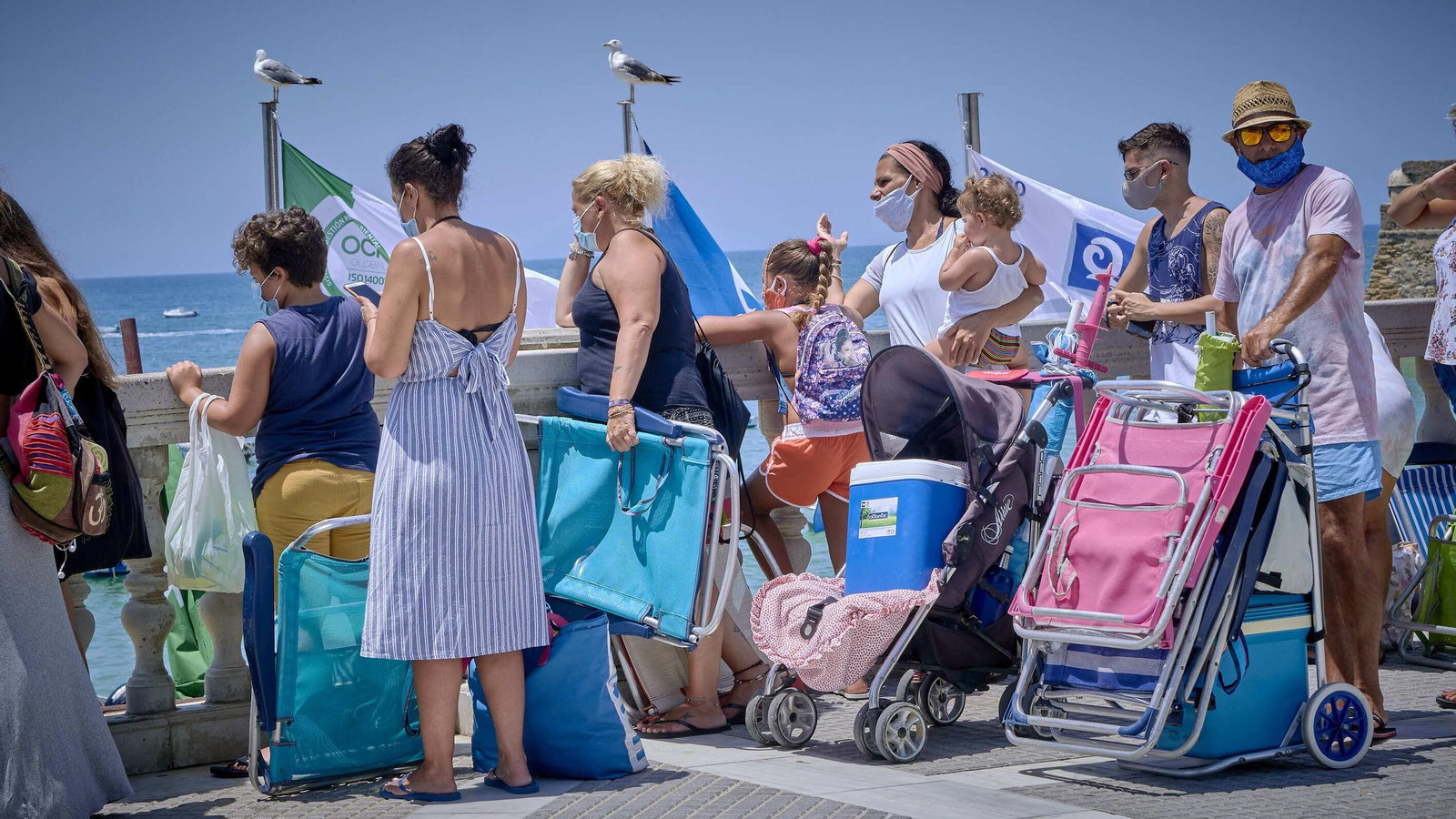 Imágenes inéditas en La Caleta con colas para entrar al completarse el aforo