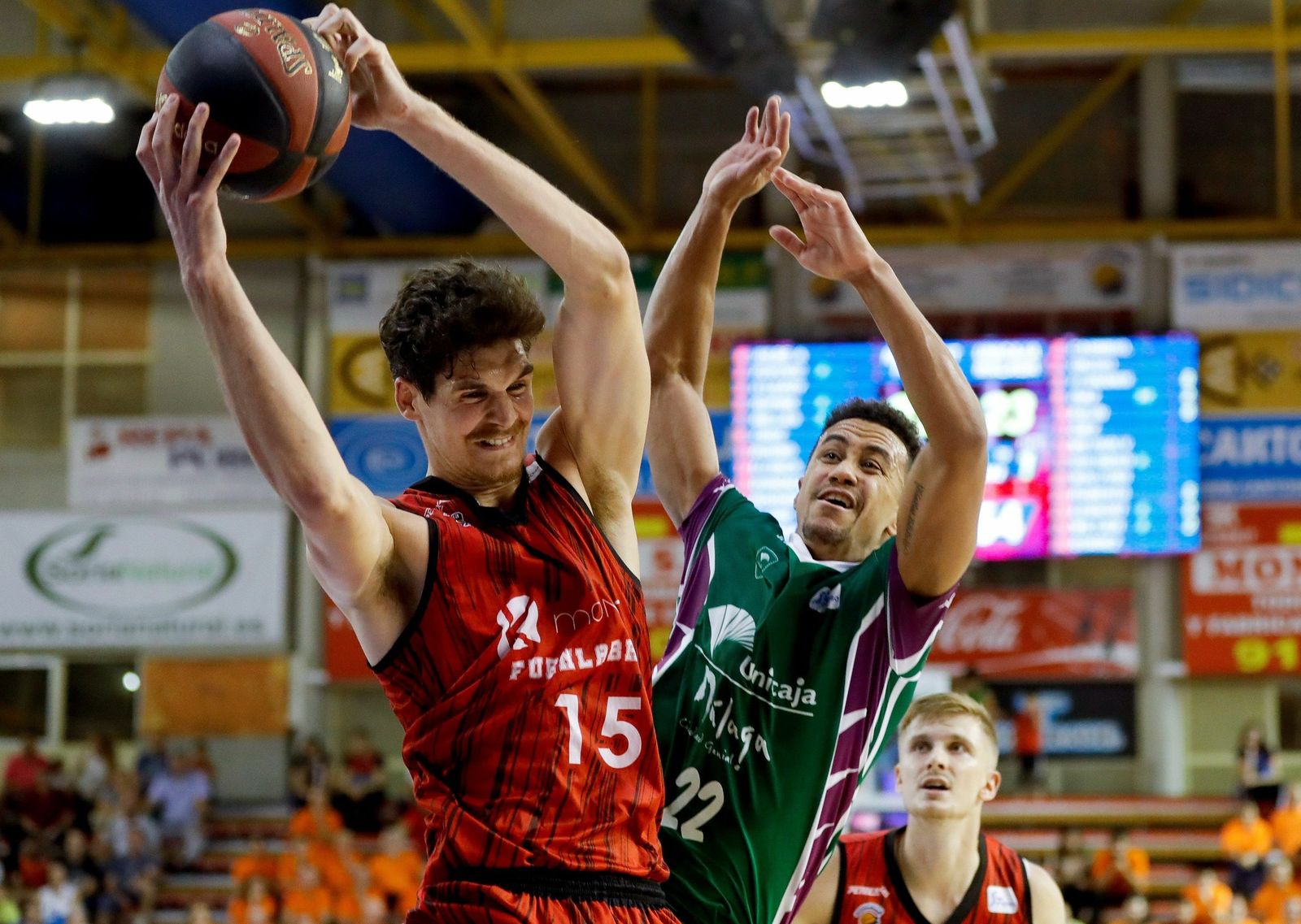 Chema González y Brian Roberts pelean por un rebote.