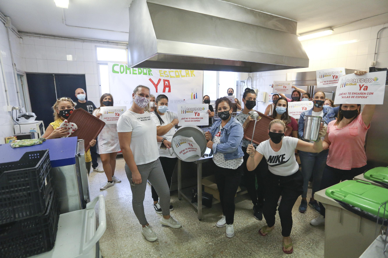 Familias piden el servicio de comedor escolar en las cocinas del CEIP Guadaljaire.