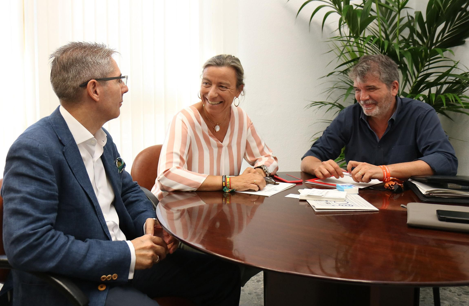 Juan Salado e Isabel Albás durante el encuentro que han mantenido.